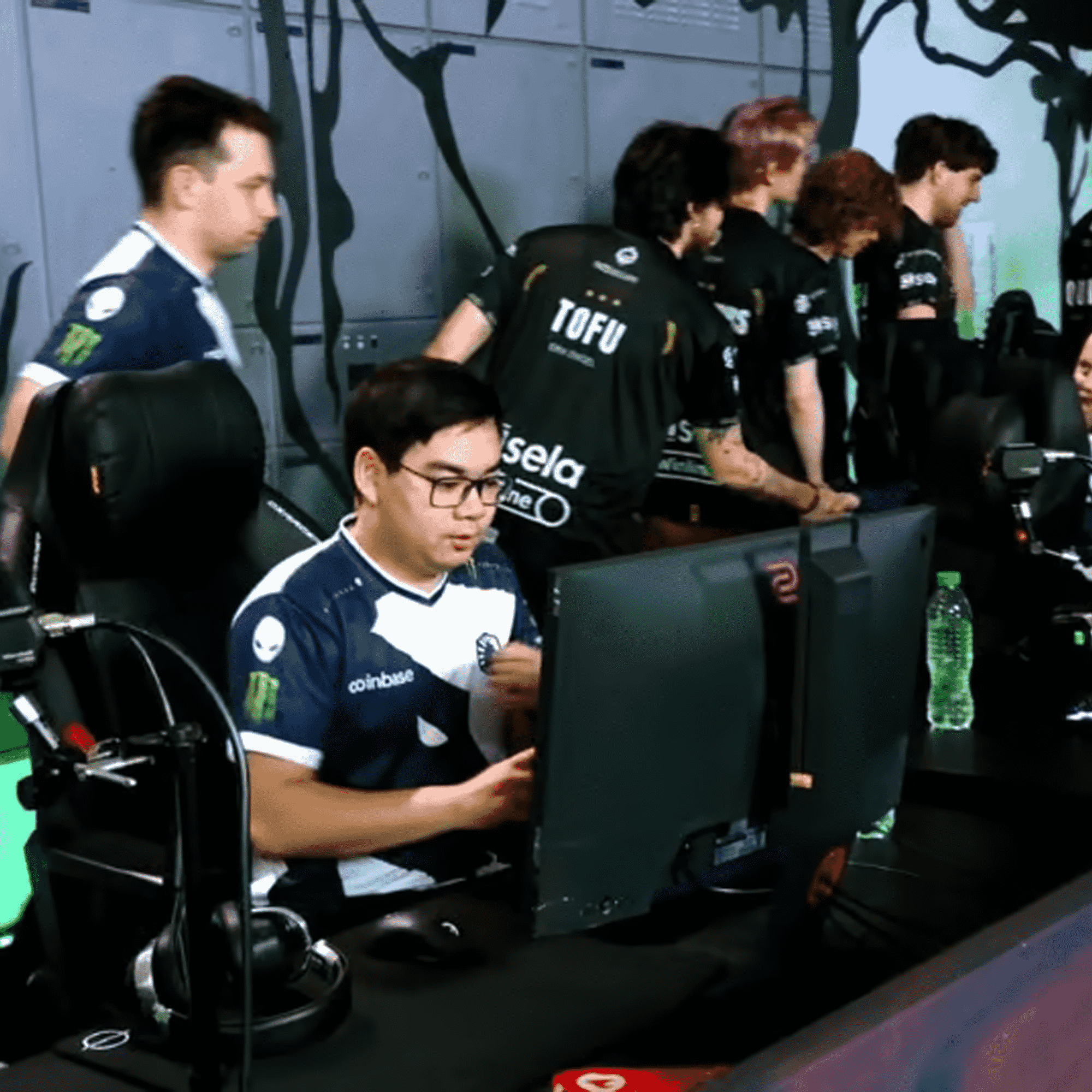 33 se niega a estrechar las manos con los jugadores de Gaimin Gladiators